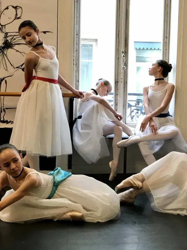 Élèves de l'école en studio, lumière du jour