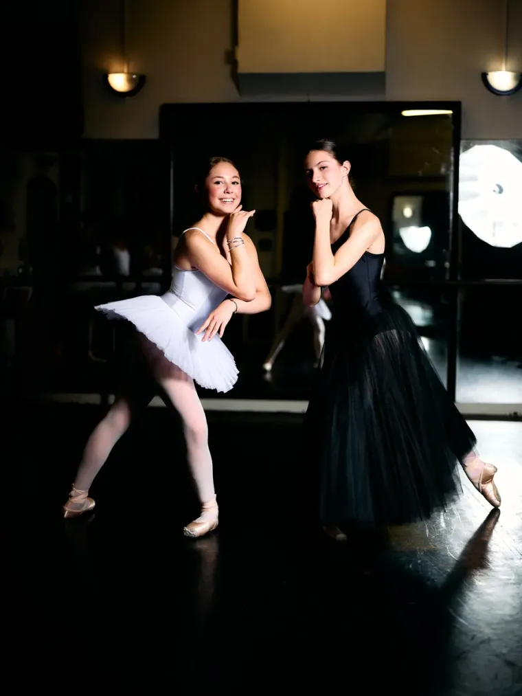 Deux danseuses de l'école en studio