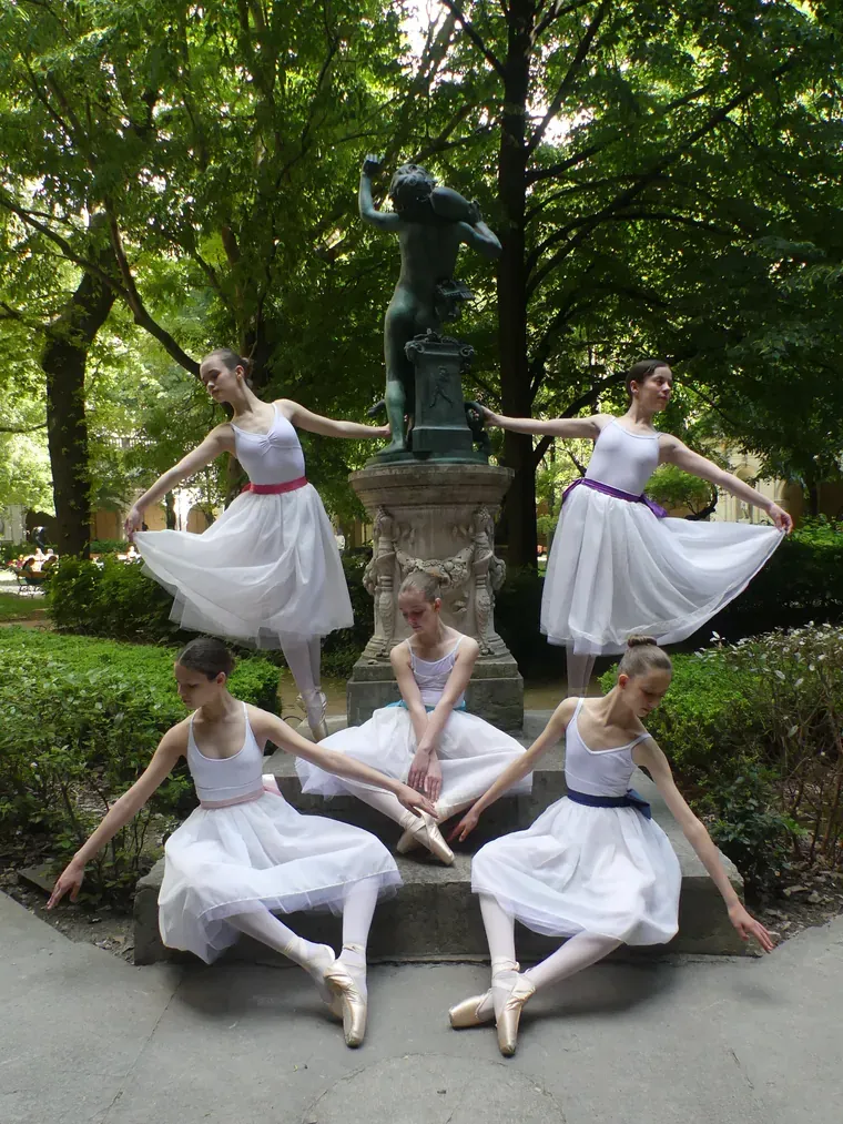 Élèves de l'école devant une statue, à Lyon