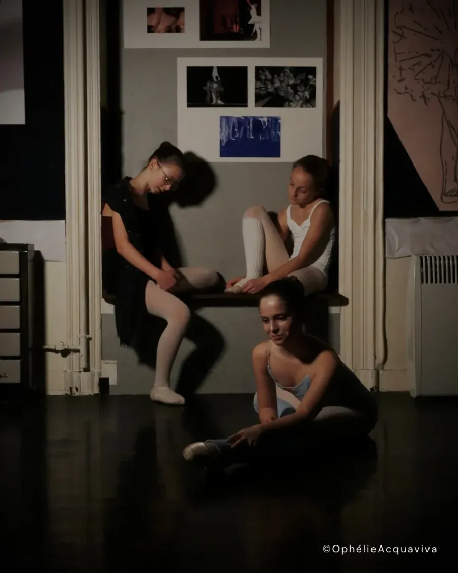 Trois élèves au repos sur le rebord de la fenêtre du studio