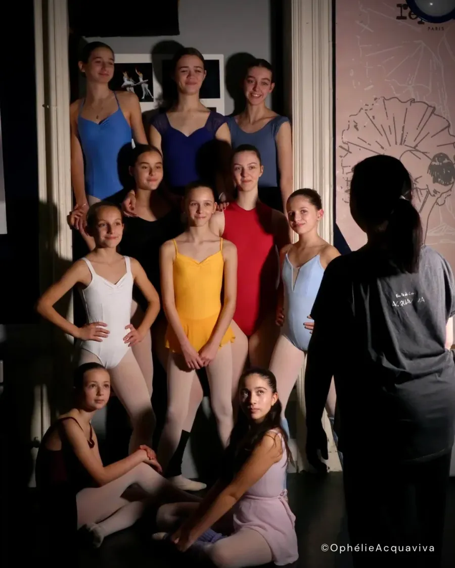 Les élèves du cursus Danse-Études réunies dans le studio, autour de leur professeur