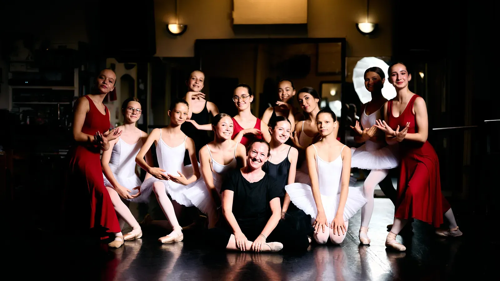 Élèves de l'école en studio, en tenue de gala