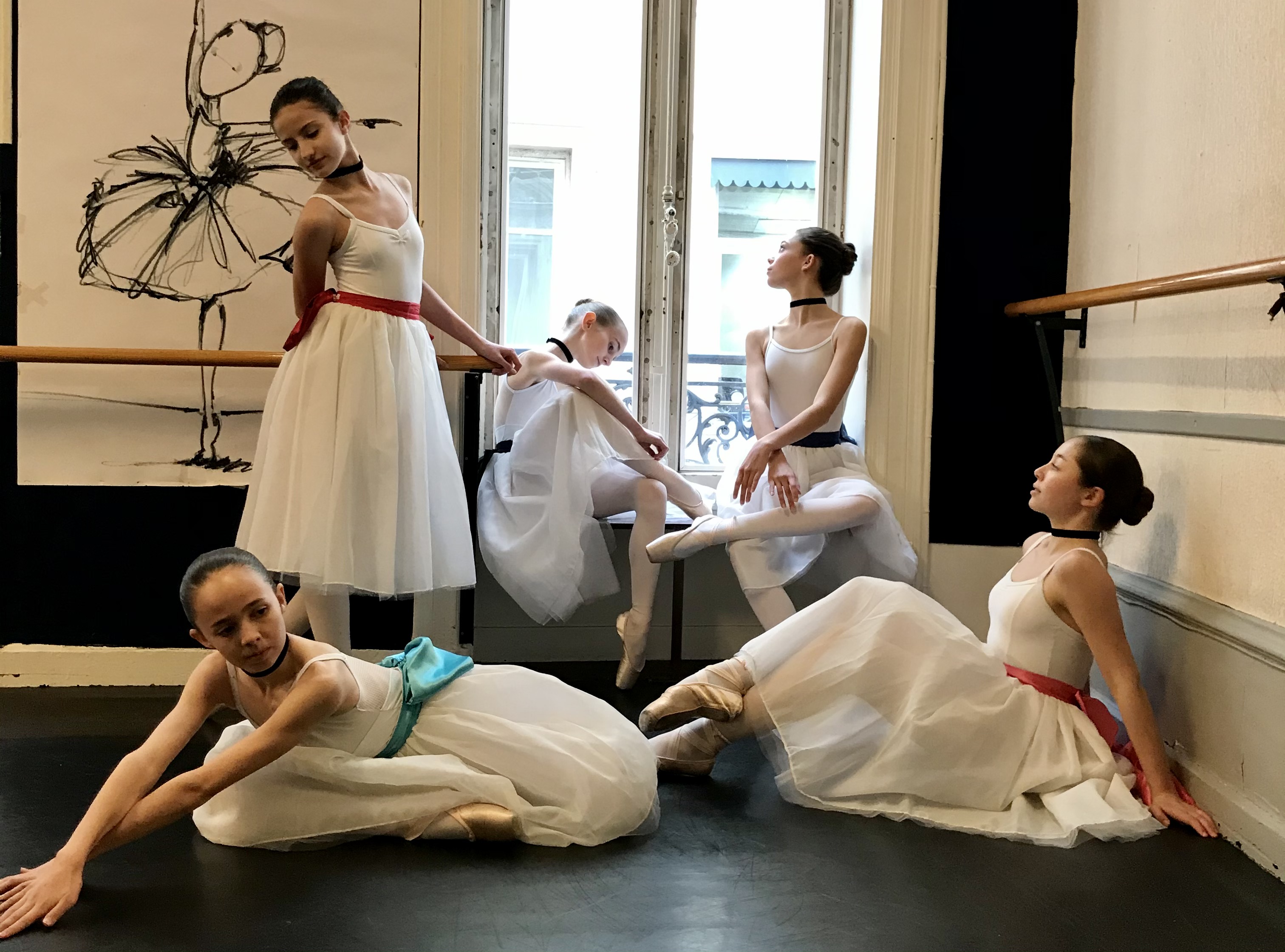 ECOLE DE DANSE ACQUAVIVA - Élèves en tenues posant proche d'une fenêtre