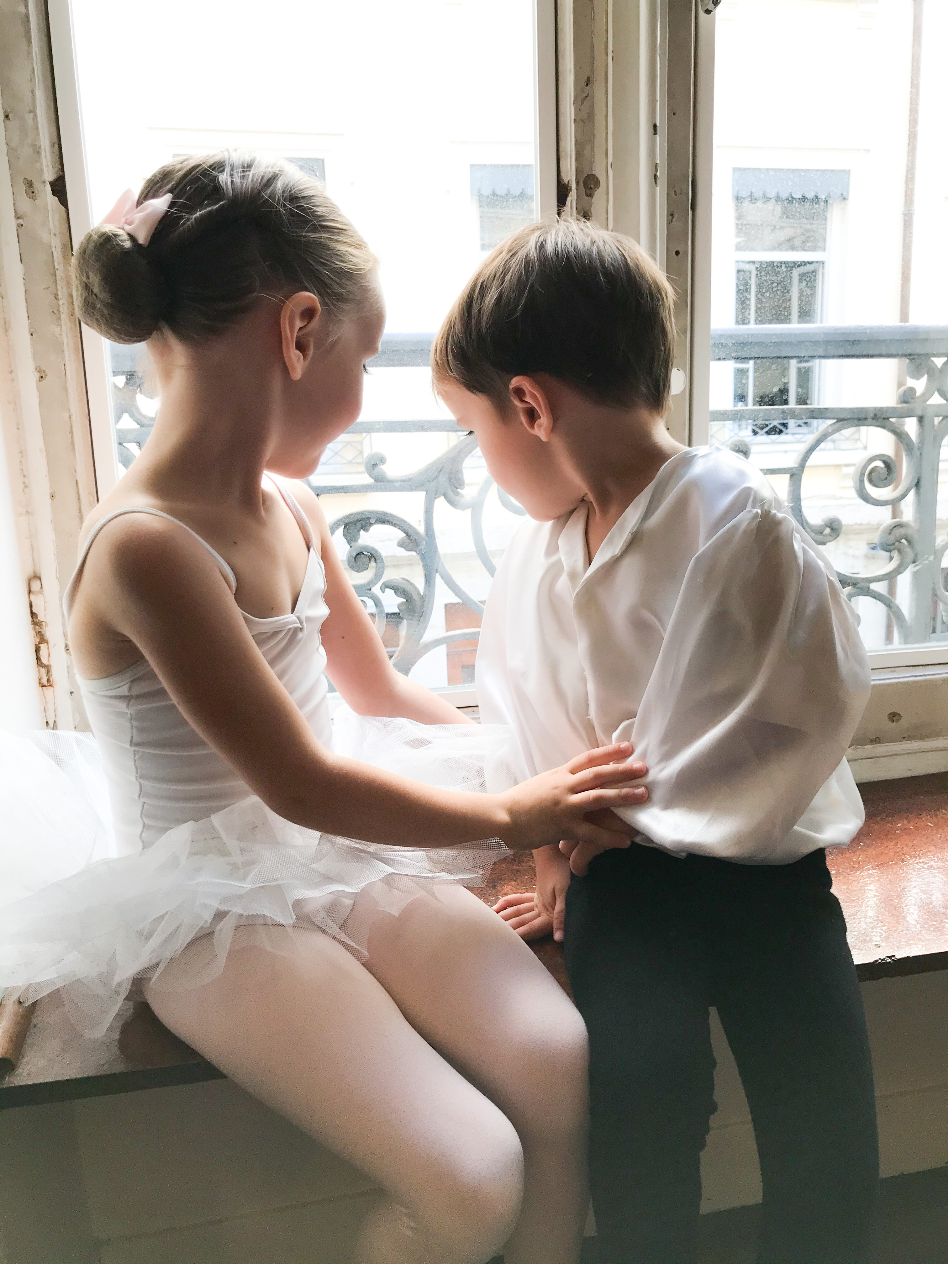 ECOLE DE DANSE ACQUAVIVA- Enfants couple fenêtre